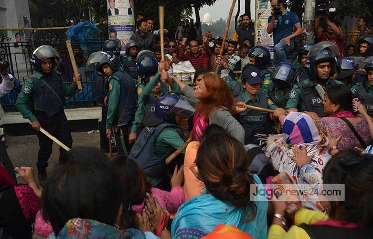 বিএনপি নেতাকর্মীদের দাবি হাইকোর্ট থেকে পুলিশের ব্যারিকেড ভেঙে অপেক্ষমাণ খালেদা জিয়ার গাড়িবহরে যুক্ত হতে চাইলে পুলিশ তাদের ওপর লাঠিচার্জ করে।  ছবি : বিপ্লব দিক্ষিৎ