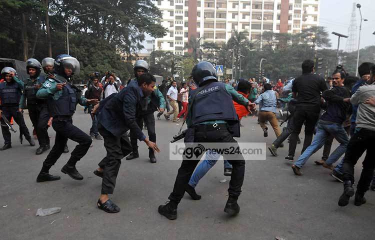 বিএনপি কর্মী ও পুলিশের ধাওয়া পাল্টা ধাওয়া চলছে।  ছবি : বিপ্লব দিক্ষিৎ
