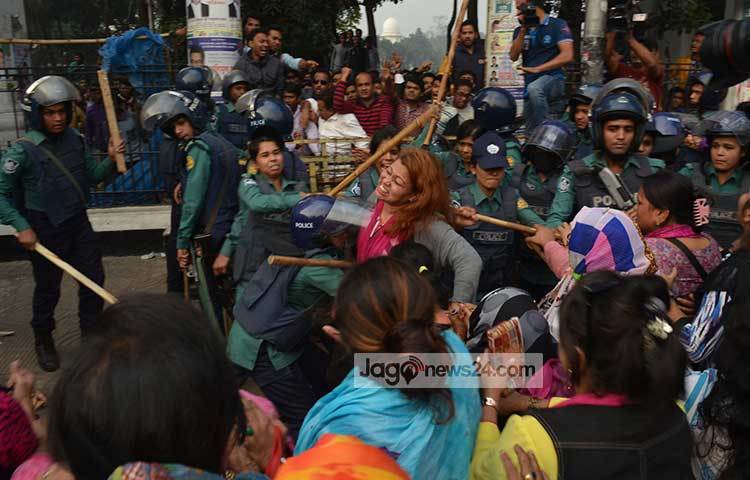 বিএনপি নেতাকর্মীদের উপর পুলিশ লাঠিচার্জ করেছে। ছবি : বিপ্লব দিক্ষিৎ