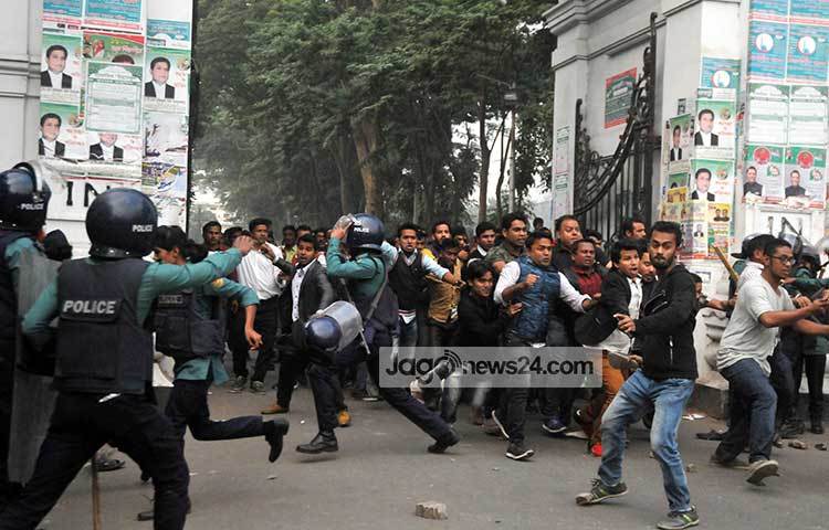 পুলিশি বাধা পাওয়ার পর হাইকোর্ট থেকে রাস্তায় এসে হঠাৎ পুলিশের ওপর হামলা চালায় বিএনপি নেতাকর্মীরা।  ছবি : বিপ্লব দিক্ষিৎ