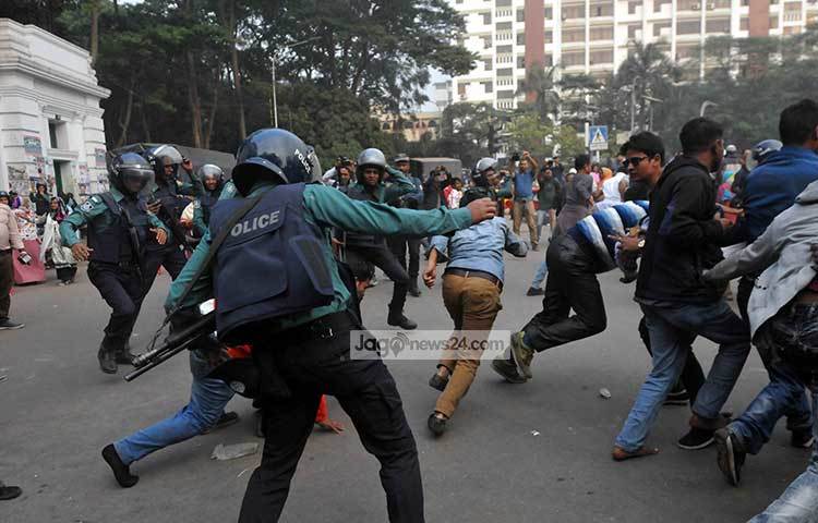 পুলিশকে লক্ষ্য করে ইটপাটকেল ছুড়ে খালেদার গাড়িবহরের সঙ্গে থাকা দলটির নেতাকর্মীরা। ছবি : বিপ্লব দিক্ষিৎ