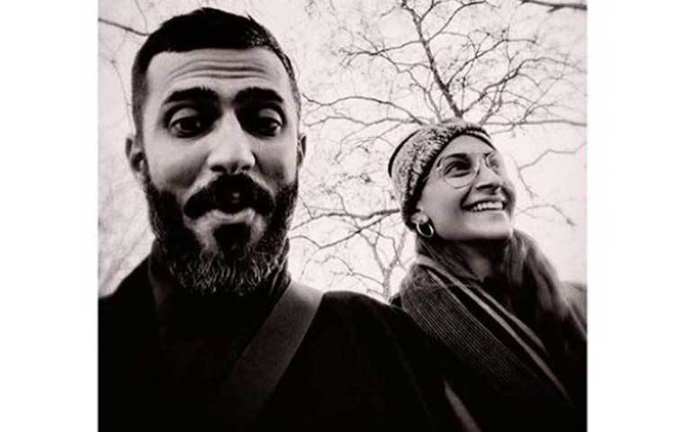 আনন্দ অহুজা ও সোনম কাপুর : সোনমকে বলিউডের ‘মোস্ট স্টাইলিশ’ অভিনেত্রী বললে কেউই খুব একটা আপত্তি করবেন না। কিছুদিন আগেই ব্যবসায়ী আনন্দের সঙ্গে সোনমের সম্পর্কের কথা দুজনে মেনেও নিয়েছেন।