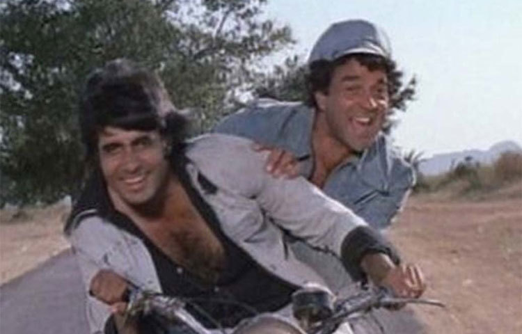 রমেশ সিপ্পির ‘শোলে’ ছবি এক টানা পাঁচ বছর চলেছিল। সাড়ে ৫ কোটিরও বেশি টিকিট বিক্রি হয়েছিল ‘শোলে’র।