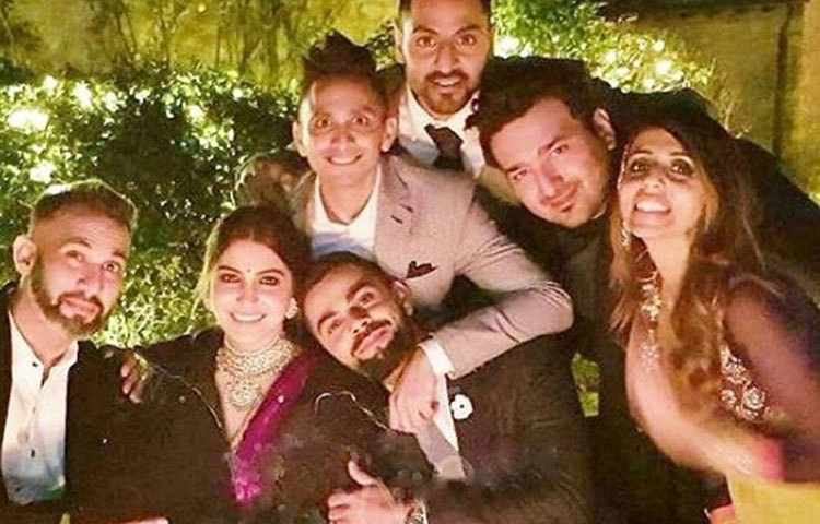 তাদের বিয়ের সব ছবি তুলেছেন পৃথিবী বিখ্যাত ওয়েডিং ফটোগ্রাফার দেবিকার স্বামী জোসেফ রাধিক। দিল্লি বা বোম্বেতে প্রতিদিনের শুটে তিনি সাধারণত পাঁচ লক্ষ টাকা পারিশ্রমিক নেন।