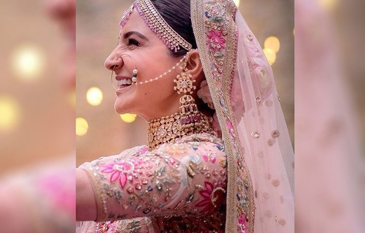 অনুশকা ও বিরাটের বিয়ে ও বউ ভাতের সব ছবির এক্সক্লুসিভ রাইট বিক্রি করে দেওয়া হবে নির্দিষ্ট ম্যাগাজিন ও বিনোদন চ্যানেলকে। প্রায় দু’কোটি টাকা এখান থেকে পাওয়া যাবে।