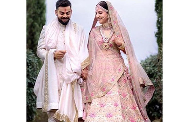 বিয়ের পর বউ ভাত হবে দিল্লির তাজ ডিপ্লোম্যাটিক এনক্লেভ-এ। রিসেপশনের নিমন্ত্রণপত্র ছাড়াও একটা মস্ত মিষ্টির বাক্স ও ড্রাই ফ্রুটসের ঝুড়ি উপহার দেওয়া হয়েছে।