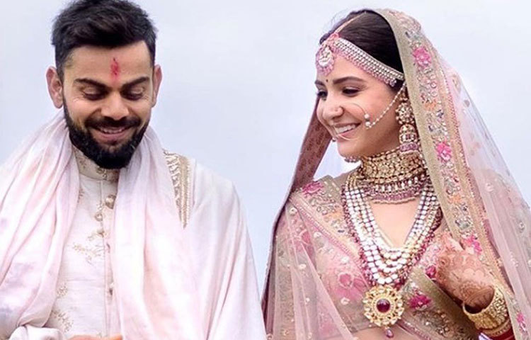 বিয়ের পোশাক ছিল গুলকন্দ বারগেন্ডি রঙের। কলকাতার শ্রেষ্ঠ কারিগরদের হাতে বোনা জরদৌসি ও মারোরি লেহেঙ্গা পরেছিলেন অনুশকা। লেহেঙ্গার জমিনে মুক্তোদানা বসানো।