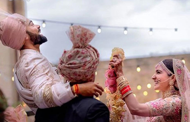 বিরাট দিল্লির পাঞ্জাবি ছেলে। তার জন্য ছিল হাতে বোনা বেনারসি কাজের নকশা করা শেরওয়ানি। যাতে গোলাপ কাঠের বোতাম লাগানো।