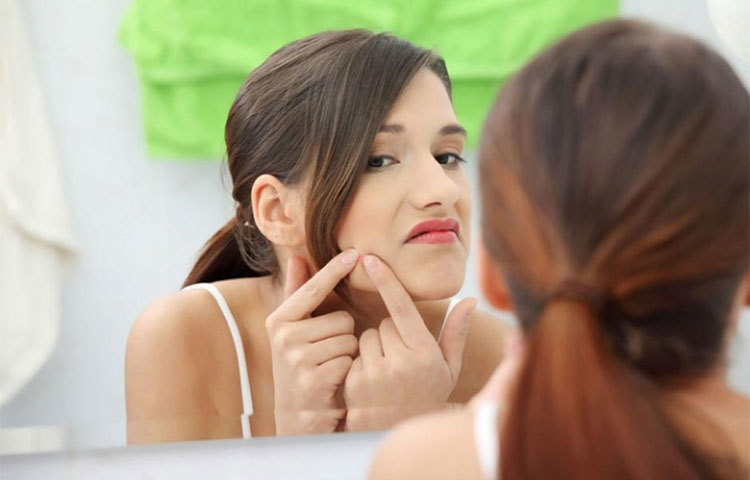 ব্রণে কখনও হাত দেবেন না। নখ একেবারেই লাগাবেন না। এর ফলে বিপদ বাড়ে। নখ দিয়ে খোটাখুটি করলে দাগ পড়ে যায়।