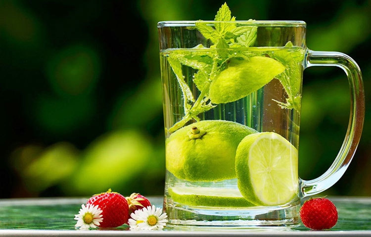 লেবুর রস ব্রণ সারাতে খুব কার্যকরি। লেবুর রস নিয়মিত লাগালে খুব ভাল কাজ দেয়।