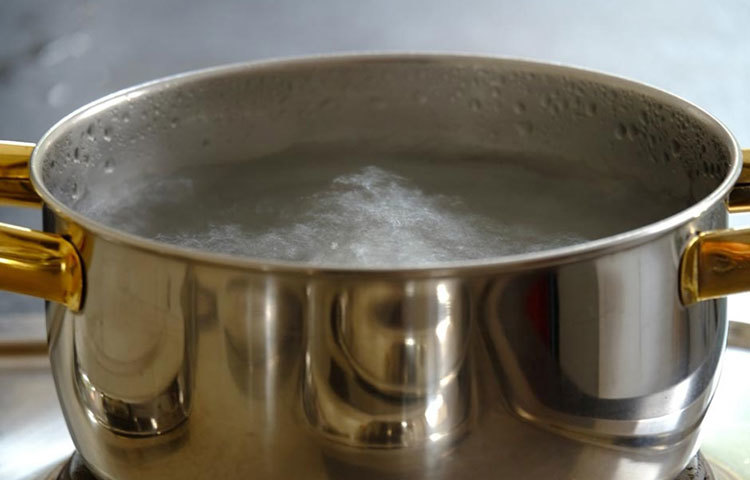 গরম জলের বাষ্প মুখের ময়লা দূর করে। তাই পারলে ভাল করে গরম জলের ভেপার নিন। ব্রণ থেকে মুক্তি পাবেন।