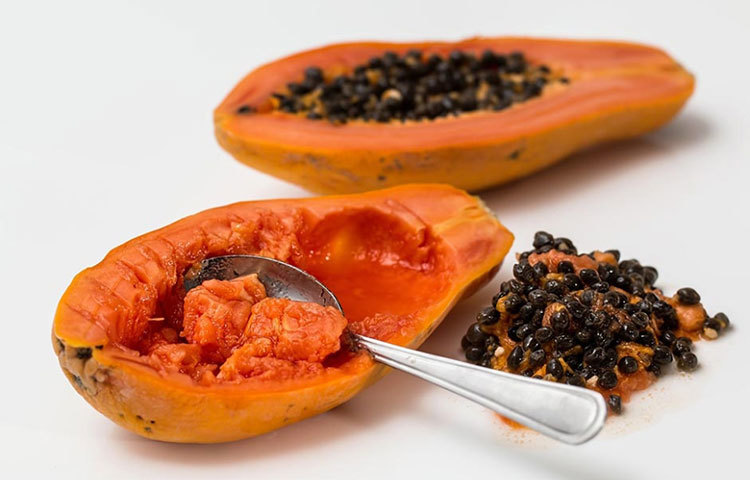 পাকা পেঁপে ভাল করে চটকে মুখে মেখে নিন। শুকিয়ে এলে ধুয়ে পরিষ্কার করে নিন।