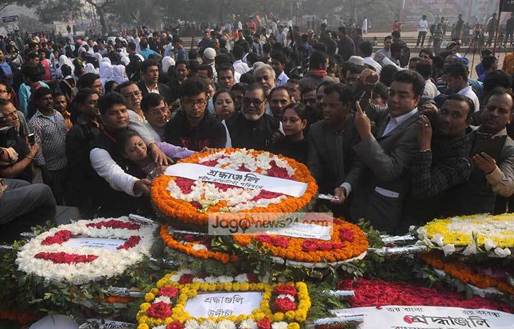 শহীদ পরিবারের পক্ষ থেকে তাদের স্বজনরা ফুলেল শ্রদ্ধা জানাচ্ছেন। ছবি : বিপ্লব দিক্ষিৎ