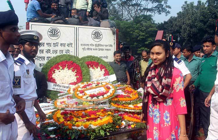 রাজধানীর বিভিন্ন শিক্ষা প্রতিষ্ঠানের ছাত্র-ছাত্রীরা শহীদ বুদ্ধিজীবীদের প্রতি শ্রদ্ধা নিবেদন করছে। ছবি : বিপ্লব দিক্ষিৎ