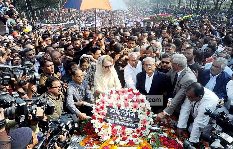 জাতীয়তাবাদী দল বিএনপি’র পক্ষে শ্রদ্ধা নিবদেন করছেন দলের চেয়ারপার্সন বেগম খালেদা জিয়া। ছবি : বিপ্লব দিক্ষিৎ