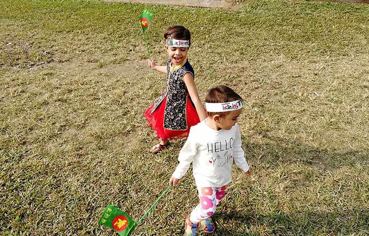 শিশুদের মাঝে ছড়িয়ে দেয়া হচ্ছে মুক্তিযুদ্ধের ইতিহাস।