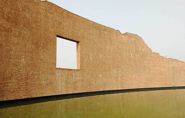 বুদ্ধিজীবীদের স্মরণে স্মৃতিস্তম্ভ। এই ছবি আমাদের মনে করিয়ে দেয় ১৯৭১ সালের মহান মুক্তিযুদ্ধের কথা। ছবি তোলা হয়েছে ‘হুয়াওয়ে নোভা টুআই’ মোবাইল দিয়ে।