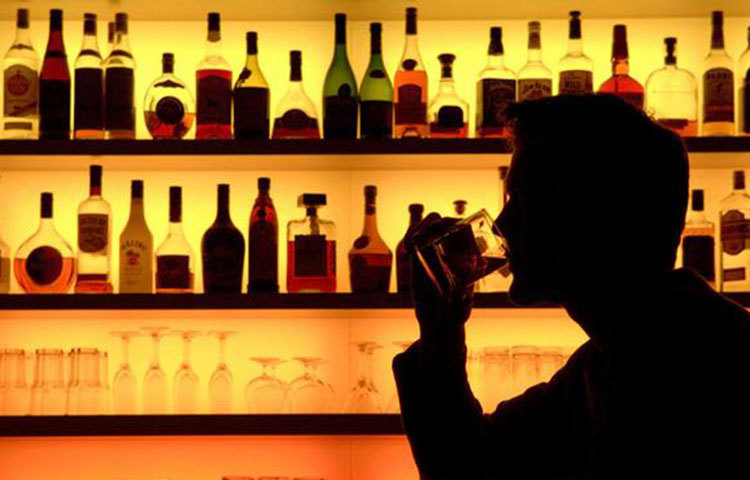 অ্যালকোহল বা মাদককে ক্যানসার উত্তেজক হিসেবে ধরা হয়ে থাকে। বিশেষ করে অ্যালকোহল পানে মুখের ভেতর, গলা এবং পাকস্থলীর নালীতে টিউমার ছড়ানোকে প্রভাবিত করে।