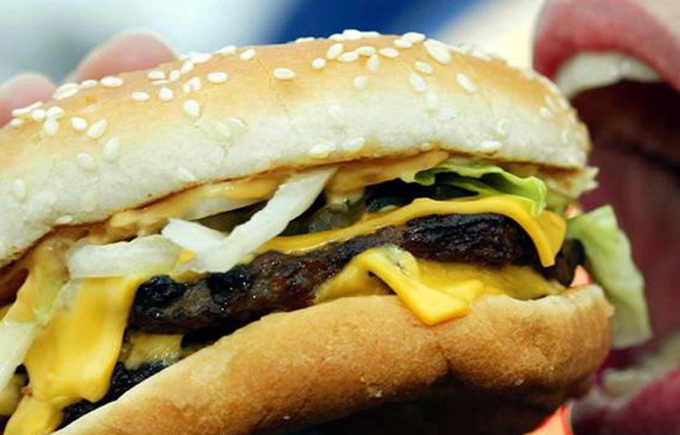 ফাস্টফুড বা রেডিমেড খাবার সব সময়ই যে স্বাস্থ্যের জন্য ক্ষতিকর সে কথা কম বেশি সবাই জানি। অন্যদিকে বেশি বেশি সবজি এবং ফলমূল ক্যানসার রোধে সাহায্য করে।