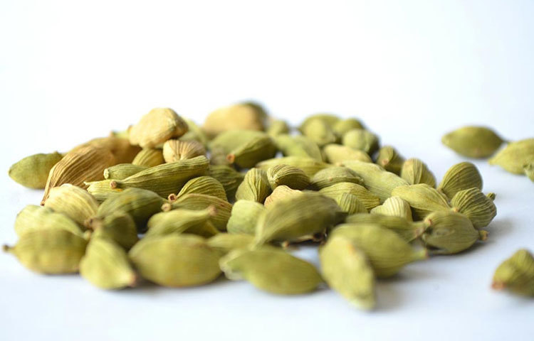 এলাচ : রান্না থেকে পান, সব কিছুতেই স্বাদ এনে দেয় এলাচ। এর মধ্যে প্রচুর পরিমাণে ভিটামিন ‘সি’ রয়েছে যা রোগ প্রতিরোধ ক্ষমতা বাড়িয়ে দেয়।