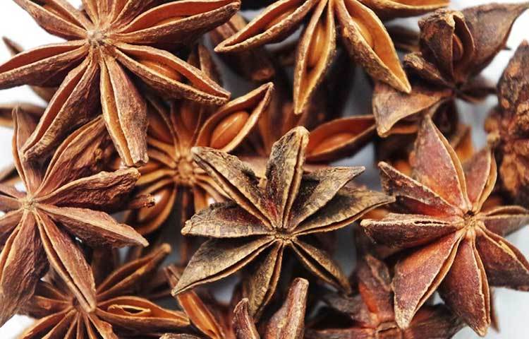 জয়িত্রি : এর মধ্যে রয়েছে ভিটামিন ‘এ’ এবং ‘সি’। জয়িত্রির গুঁড়ো গরম পানিতে মিশিয়ে মধুর সঙ্গে খান। ঠান্ডা থেকে মুক্তি পাবেন।