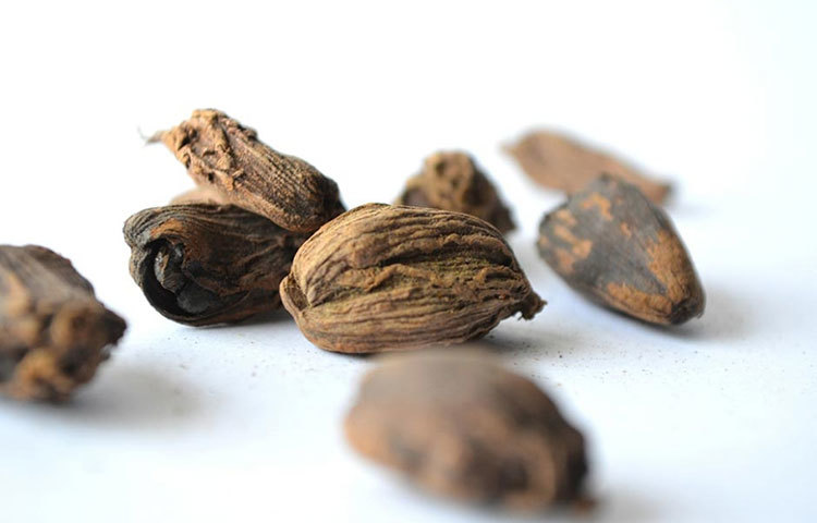 জায়ফল : রোগ প্রতিরোধ ক্ষমতা বাড়ায়। গরম দুধে জায়ফলের গুঁড়ো ও মধু মিশিয়ে খেলে ঠান্ডা লাগবে না সহজে।