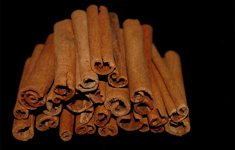 দারুচিনি : এর মধ্যে অ্যান্টঅক্সিডেন্ট গুণ রয়েছে. আদার সঙ্গে বেটে গরম পানি মিশিয়ে খেলে সর্দি কমে।