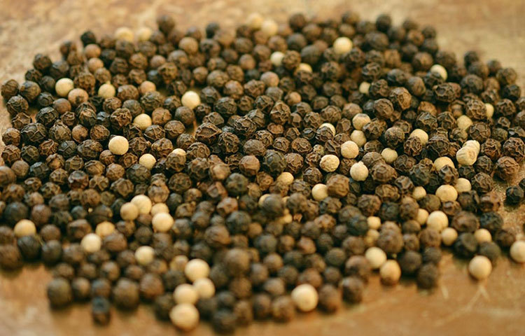 গোলমরিচ : এই বীজের অনেক গুণ। হলুদ, দুধ ও গোলমরিচ গুঁড়োর মিশ্রণ ঠান্ডা লাগার অব্যর্থ ওষুধ হিসেবে কাজ করে।