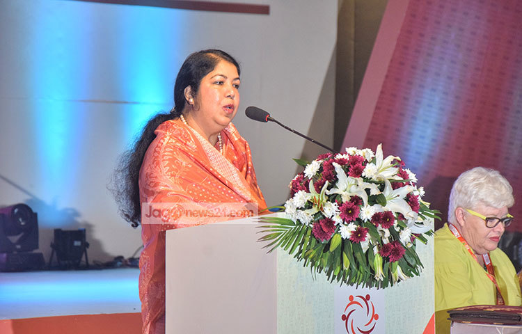 পরিবেশ সংক্রান্ত সচেতনা বৃদ্ধি বিষয়ক বর্ণাঢ্য পরিবেশনার মাধ্যমে ঢাকায় শুরু হয়েছে কমনওয়েথ পার্লামেন্ট অ্যাসোসিয়েশনের (সিপিএ) স্মল ব্রাঞ্চের সম্মেলন। সম্মেলনে বক্তব্য রাখছেন বাংলাদেশের স্পিকার ও সিপিএ নির্বাহী কমিটির চেয়াসপার্সন ড. শিরীন শারমিন চৌধুরী। ছবি : মাহবুব আলম