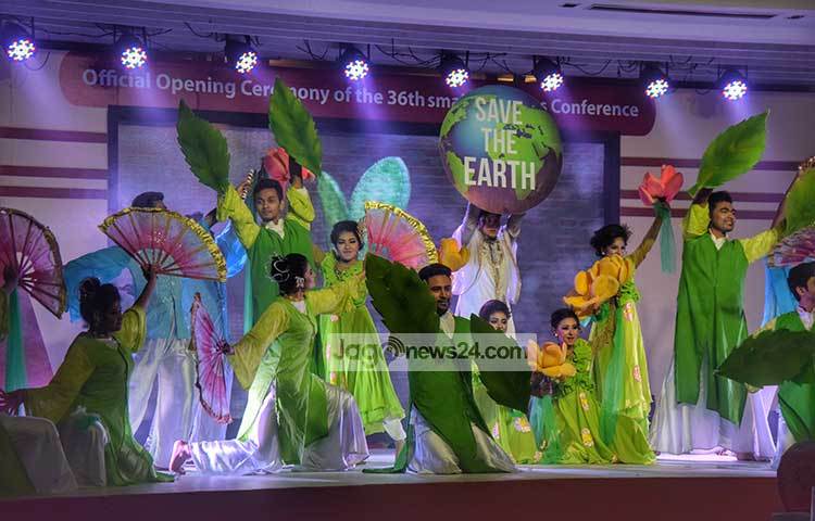 সম্মেলন উপলক্ষে বর্ণাঢ্য আয়োজনের মধ্যে ছিল- বাংলাদেশর কবিরুল ইসলাম রতনের কোরিওগ্রাফিতে একঝাঁক তরুণ-তরুণীর নৃত্যনাট্য। ছবি : মাহবুব আলম