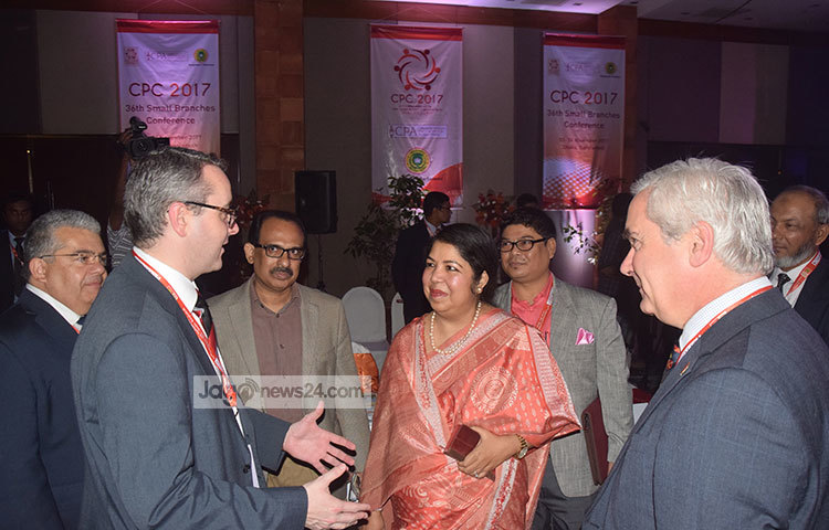 সম্মেলনে বাংলাদেশের স্পিকার ও সিপিএ নির্বাহী কমিটির চেয়াসপার্সন ড. শিরীন শারমিন চৌধুরী বিদেশি অতিথিদের সঙ্গে কথা বলছে। ছবি : মাহবুব আলম