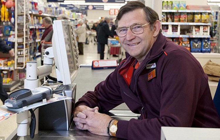 ক্রিস ওল্ড : ইংল্যান্ডের প্রাক্তন এই ক্রিকেটার ক্রিকেট পরবর্তী জীবনে চিপস এবং মাছের দোকান দিয়েছিলেন।