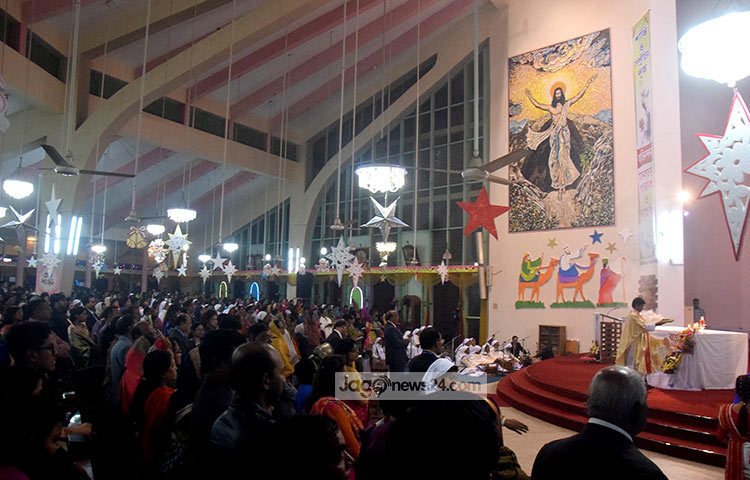 বড়দিন উপলক্ষে রাজধানীর গির্জাগুলো আলোময়। আলোকসজ্জা করা হয়েছে। ছবি : মাহবুব আলম