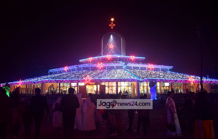 বড়দিনের অনুষ্ঠানের অংশ নিয়েছে সবাই। রাজধানীর হোলি রোজারি গির্জা থেকে এ দৃশ্য ধারণ করা হয়েছে। ছবি : মাহবুব আলম