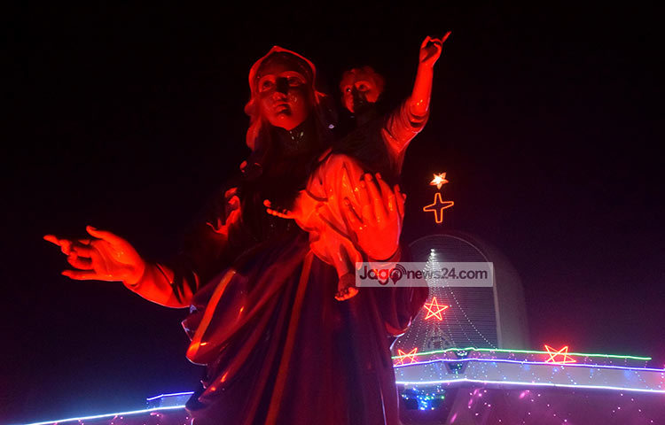 যেনো প্রভু যিশুর জন্মদিনের আভা ছড়িয়ে পড়েছে বাংলাদেশেও। ছবি : মাহবুব আলম