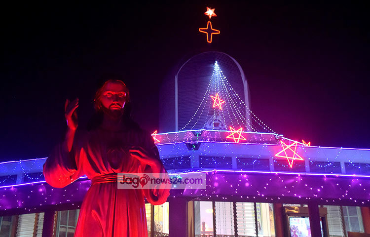 গির্জায় গির্জায় বানানো হয়েছে যিশু খিষ্ট্রের জন্ম স্থানের প্রতীক গোশালা। ছবি : মাহবুব আলম