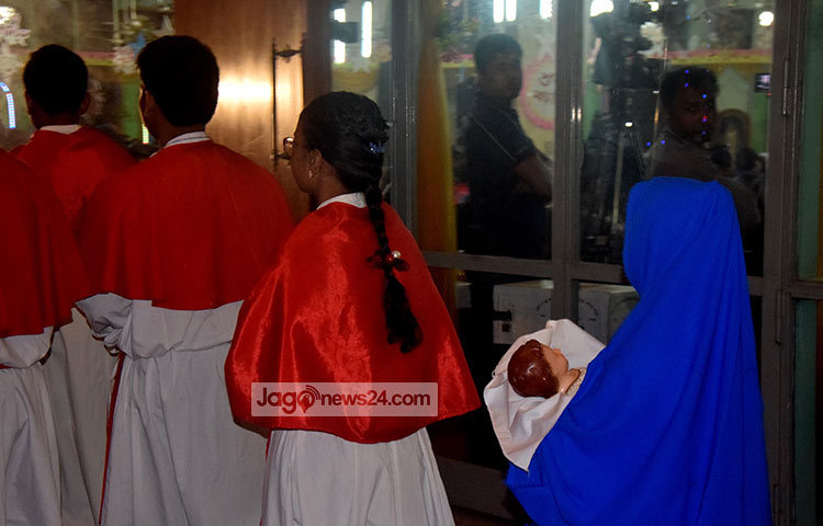 মঙ্গল গীত, ধূপের গন্ধ আর আলোকসজ্জায় যেন আধ্যাত্মিক এক আবহ বিরাজ করছে গির্জাগুলোয়। ছবি : মাহবুব আলম