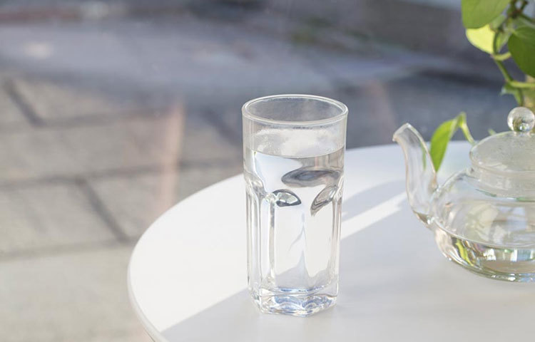 রাতে হজম প্রক্রিয়া দীর্ঘ বিরতি চলে। তাই সকালে উঠেই এক গ্লাস পানি পানে, হজমে ব্যাঘাত ঘটবে না।