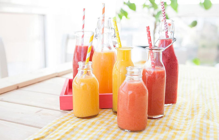 সকালে অনেকেই ফলের রস পান করেন। এই সব না পান করে খালিপেটে এক গ্লাস পানি পান করুন।