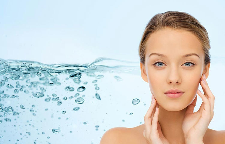 সকালে এক গ্লাস পানি পান করলে রক্ত পরিষ্কার হয়। ফলে ত্বকও সুন্দর হয়।