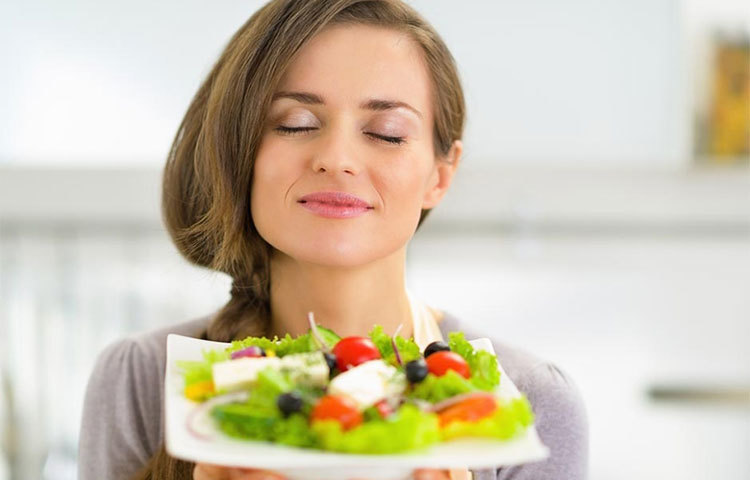 সকালে খালিপেটে পানি পান করলে পেট পরিষ্কার থাকে।