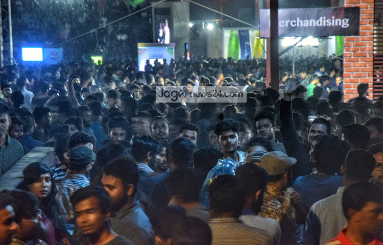 লোকসংগীতের সুরে মুগ্ধ হতে ছুটে এসেছেন ব্যস্ত নগরীর বিনোদনপ্রেমীরা। প্রথম দিনেই শ্রোতাদের ঢল নেমেছে। ছবি : মাহবুব আলম
