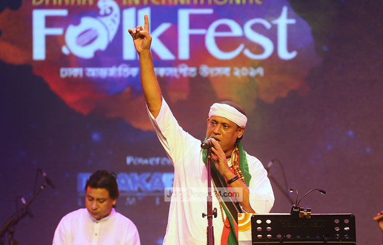 ফোক উৎসবের প্রথমদিনের আসরে ফকির শাহাবুদ্দিন মঞ্চে উঠে দরাজ গলায় তার সুরে আসর মাতান। ছবি : মাহবুব আলম