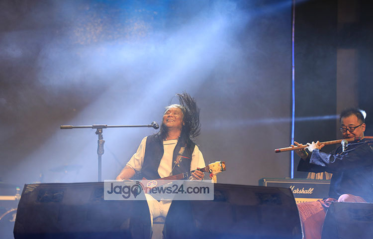 সংগীত পরিবেশনে মগ্ন শিল্পী। ছবি : মাহবুব আলম