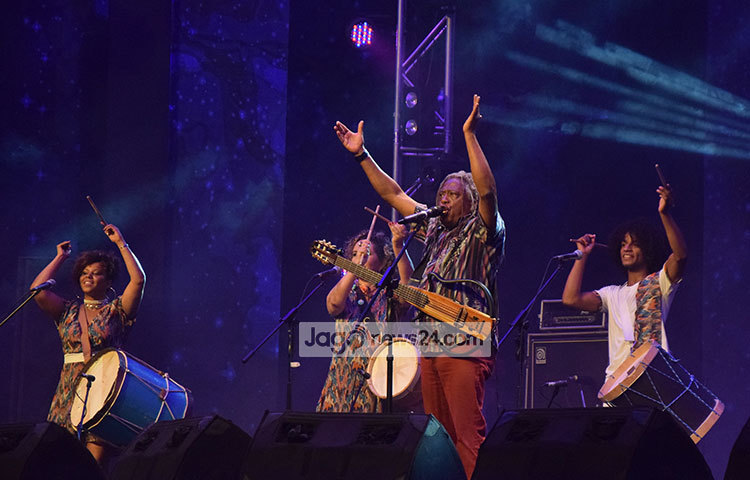 সাম্বার তালে মঞ্চ মাতালেন ব্রাজিলের শিল্পী টিযুমবা। তিনি ঘণ্টাব্যাপী মেরিসিও টিযুমবা পারফর্ম করেন। ছবি : মাহবুব আলম