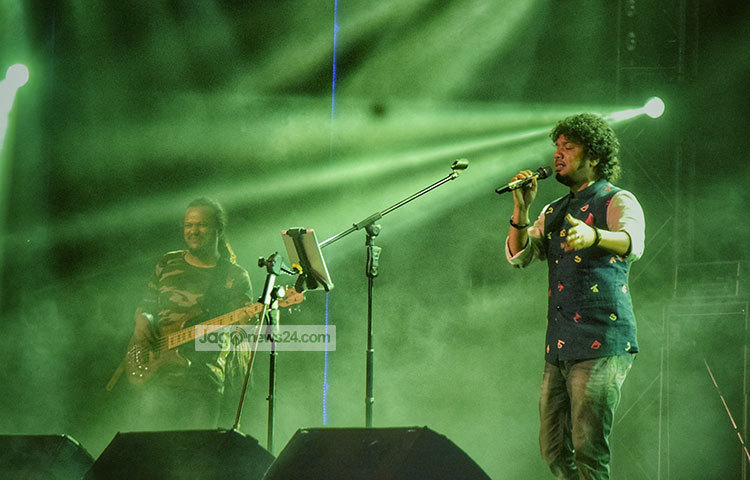 পাপন এলেন, হাসলেন সেই চোখ বন্ধ করা মোহিত করা স্টাইলে, গাইলেন দিনে দিনে খসিয়া পড়িবে রঙিলা দালানের মাটি। ছবি : মাহবুব আলম