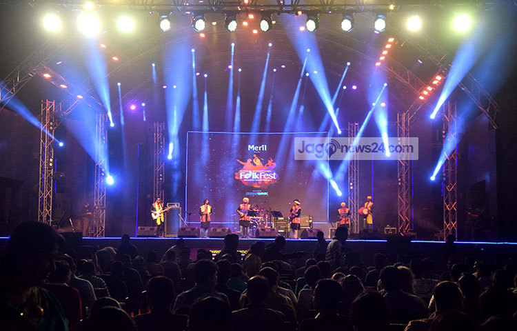 ফোক ফেস্টের দ্বিতীয় দিনের সংগীত পরিবেশনায় শিল্পীরা মগ্ন রয়েছেন। ছবি : মাহবুব আলম