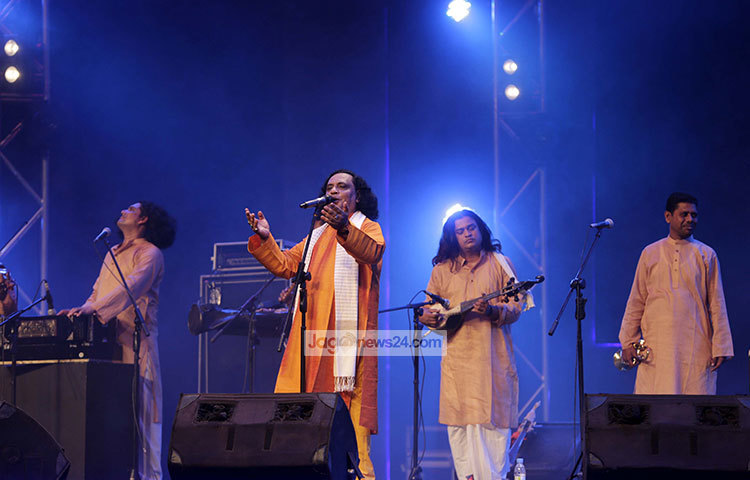 শিল্পী আরিফ দেওয়ান সংগীতের সুরে সুরে মন ভরিয়ে দেন ঢাকার সংগীত পিপাসুদের। ছবি : মাহবুব আলম