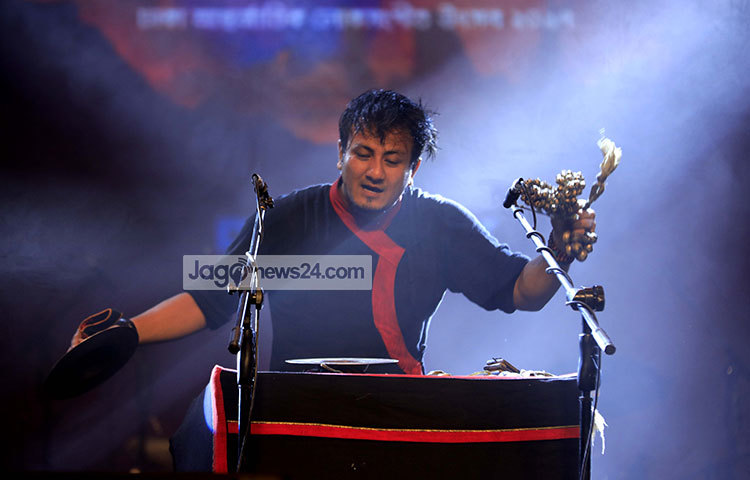 নেপালের টুকুম্বা ব্যান্ডের শিল্পী আপন ভঙ্গিতে সংগীত পরিবেশন করছেন। ছবি : মাহবুব আলম