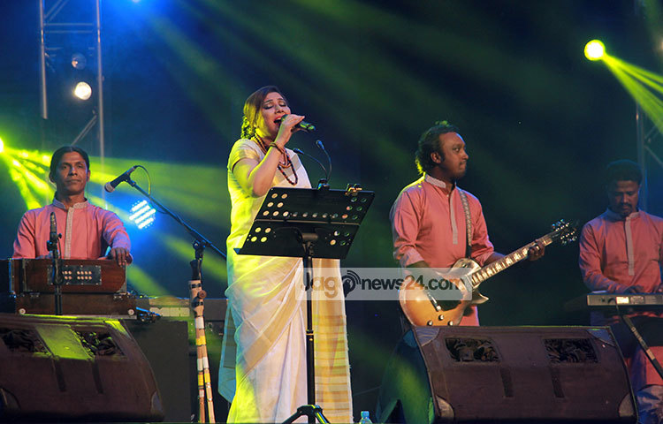 শিল্পী শাহনাজ বেলী সুরে সুরে শ্রোতাদের মাতোয়ারা করেন। ছবি : মাহবুব আলম